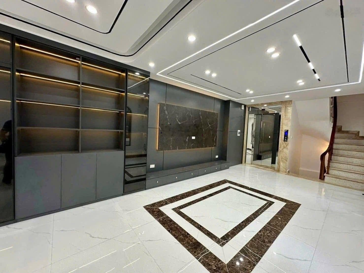 Bán nhà sài đồng,50m_mt rộng, thang máy,ga ra ô tô, phun nội thất,mới tinh, 12 xty