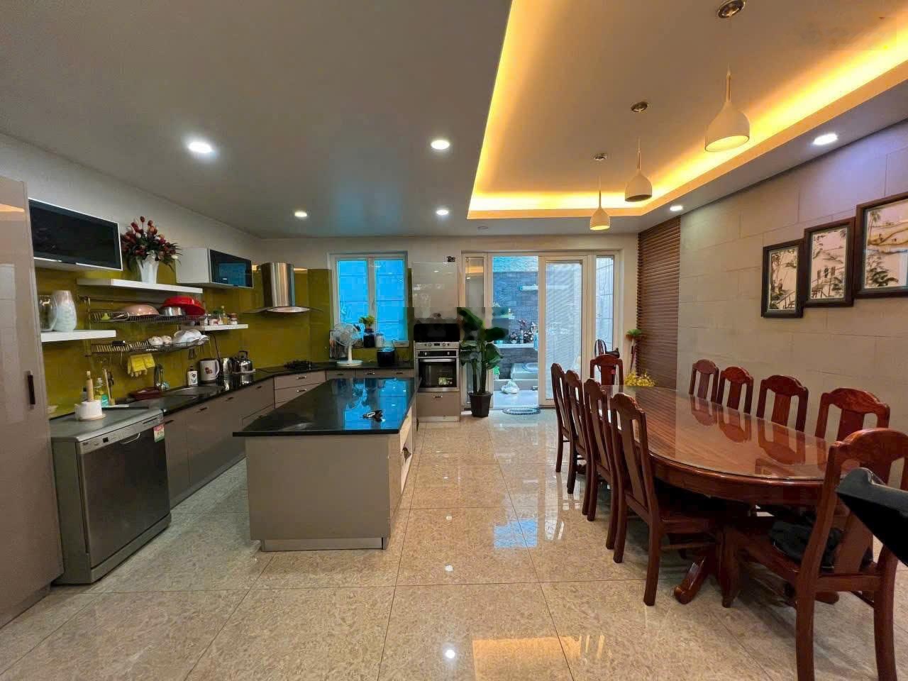Chính chủ bán nhà hẻm xe hơi 8m đường Phổ Quang, P. 2, Q. Tân Bình. DT: 10.3x20m, 3 tầng giá 29 tỷ