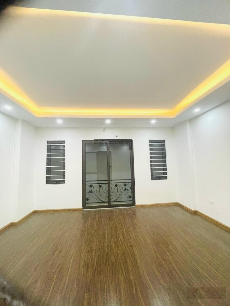 Bán nhà tại Phạm Văn Đồng, 36m2, 5 tầng, ô tô, kinh doanh, nội thất chủ tặng, nhỉnh 8tỷ