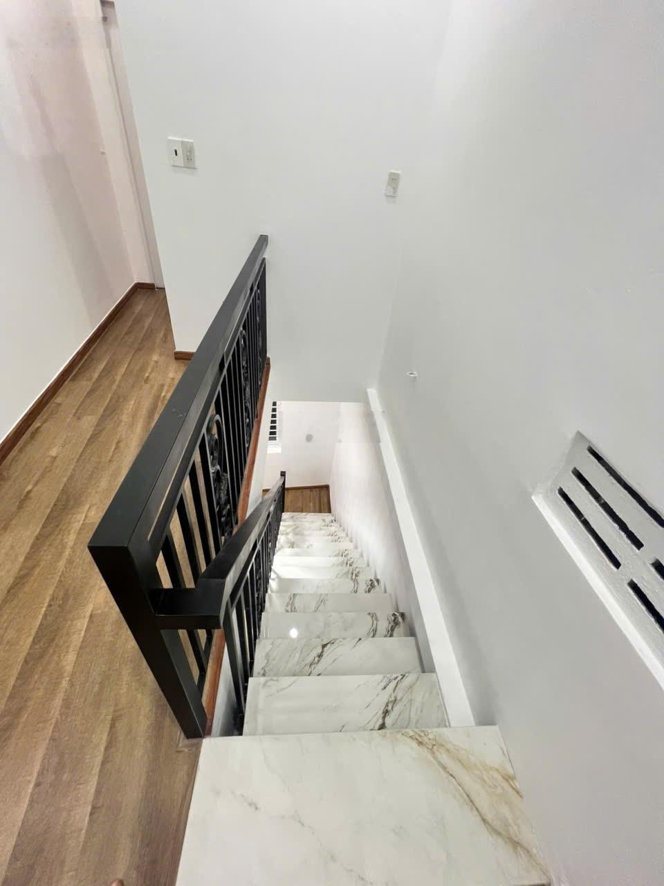 Nhà 1 trệt 1 lầu hẻm 3m cách chợ Phương Sài 50m .