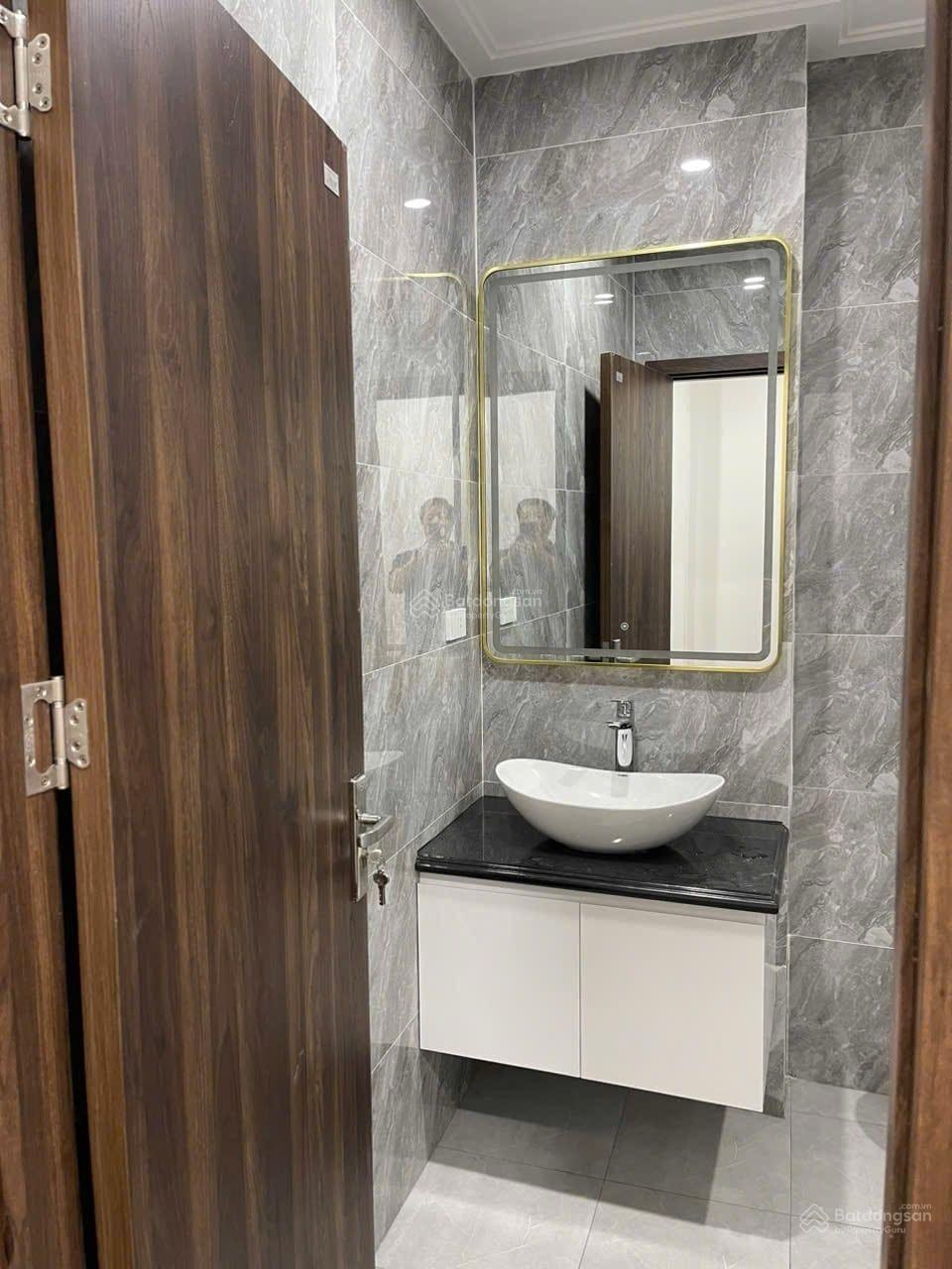 Siêu đẹp, mặt phố Giáp Bát - Hoàng Mai, ô tô tránh, KD, DT 50,5m2, 6 tầng thang máy mới, giá 23 tỷ