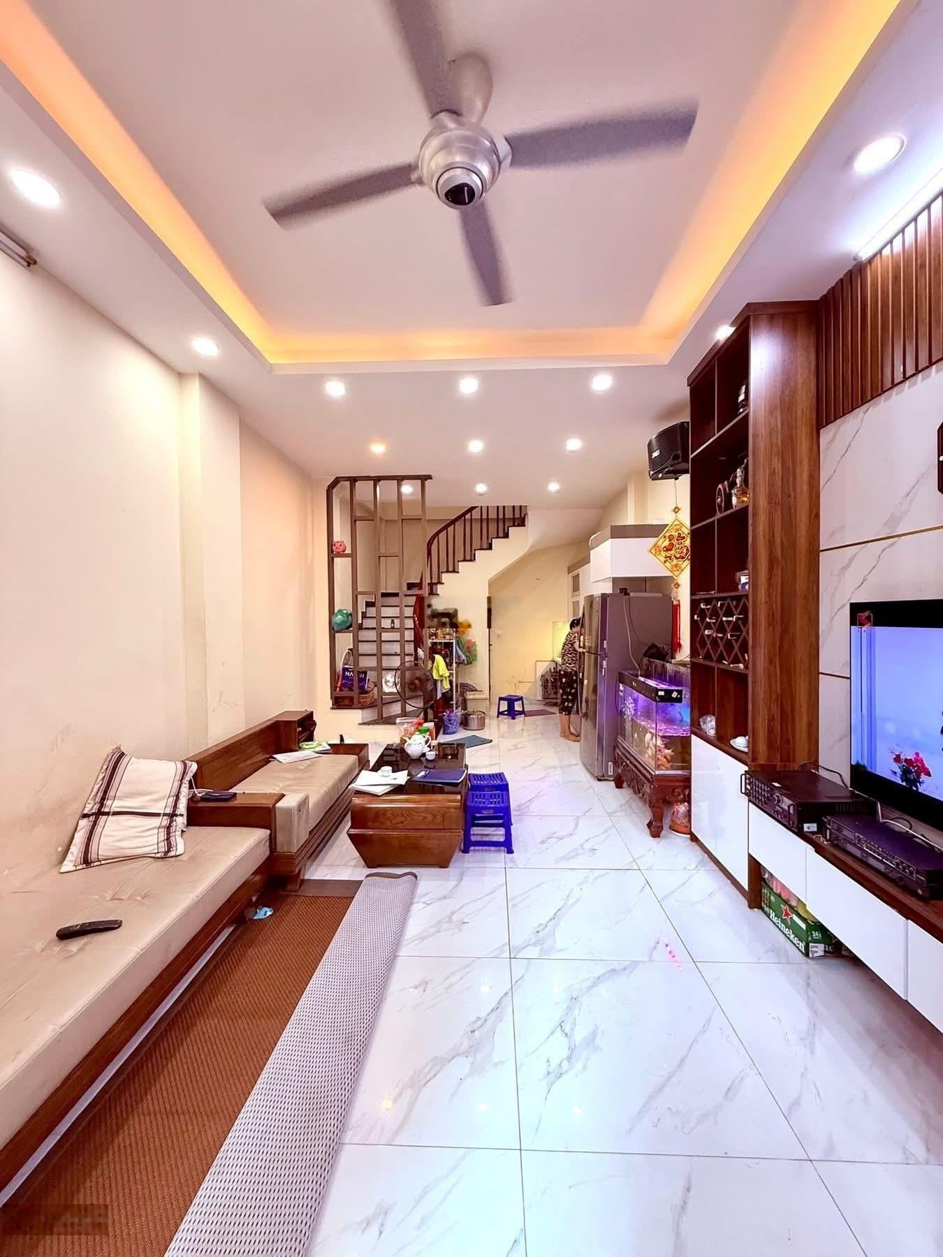 Bán gấp! Nhà Đường Láng, 30m ra phố, ngõ ba gác thông kinh doanh, nhà dân xây, 2 thoáng, 41m*5T