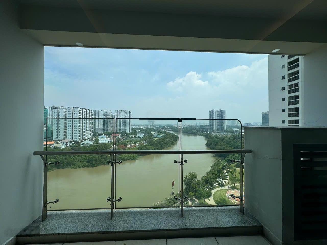GẤP. Chủ cho thuê căn hộ Riverpark Premier, căn góc, tòa B, view sông, giá 69tr/tháng
