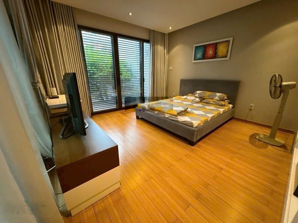 Biệt thự sân vườn huỳnh văn bánh - ngang 8m hiếm có - có thang máy