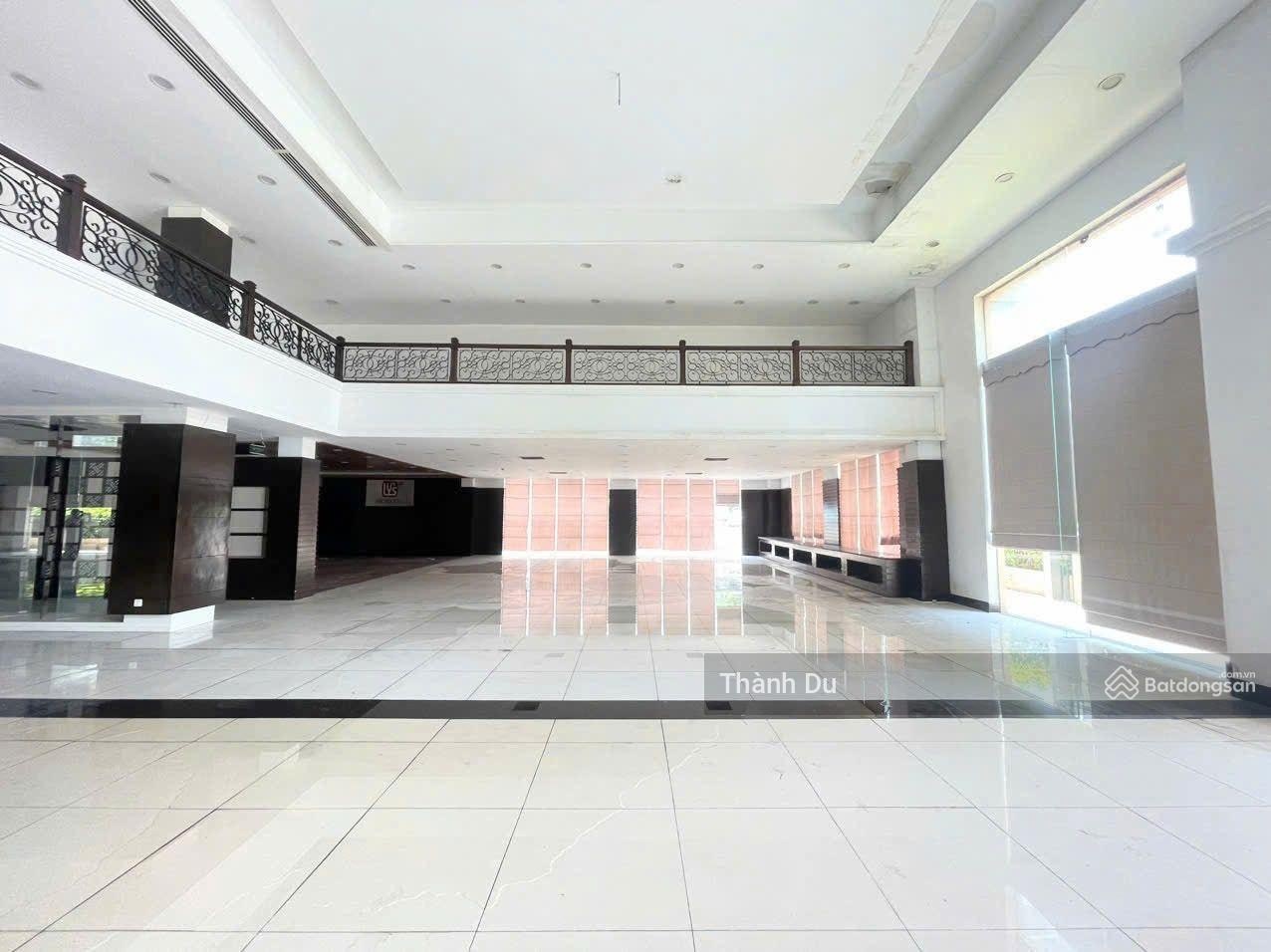 CHO THUÊ Mặt bằng, show room, kho Nguyễn Văn Linh, LONG BIÊN 1800 m2 xe conteiner đỗ cửa