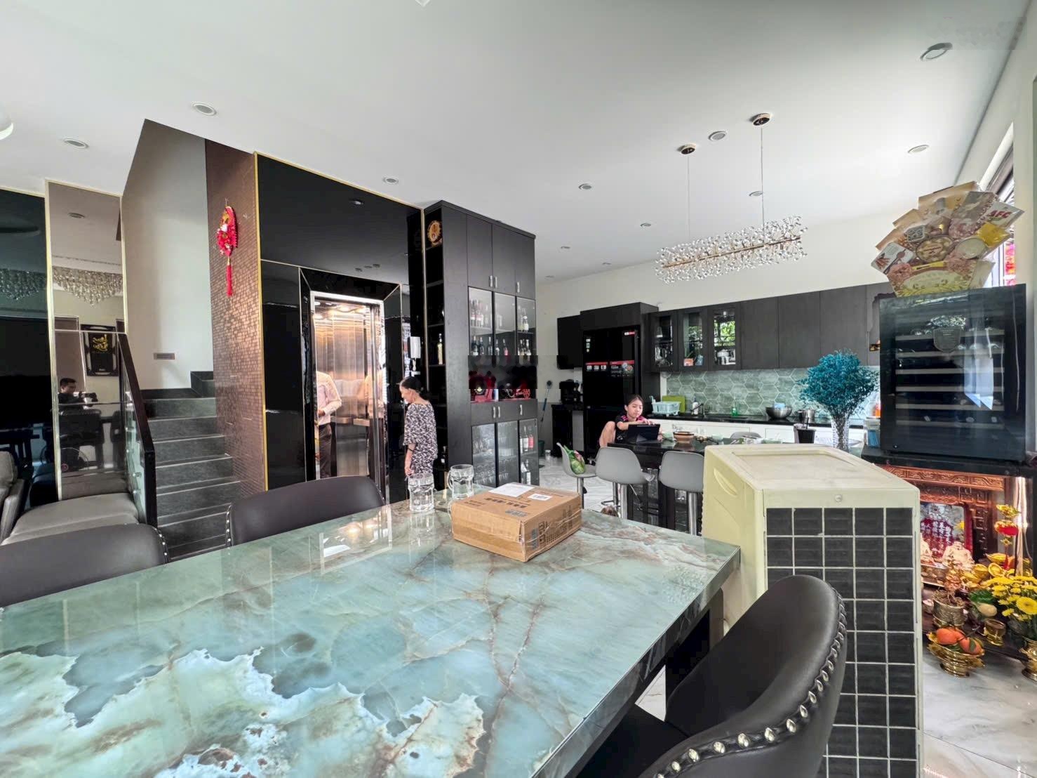 Bán biệt thự mini góc 2 mặt tiền ngang 6,4 mét có thang máy sát vạn phúc city