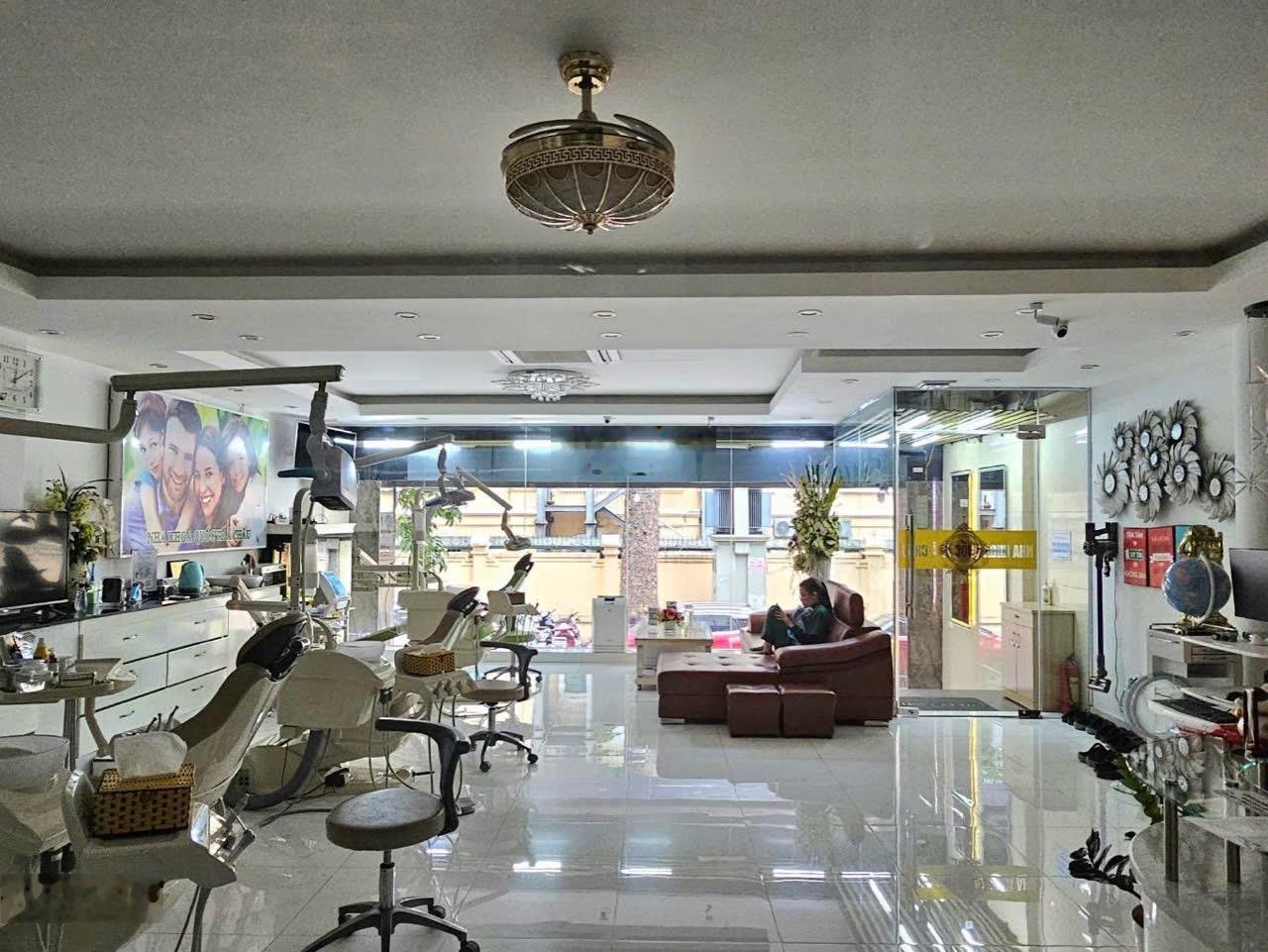 Phố vip Nguyễn Hoàng - Toà nhà đẹp bề thế 9 tầng dt 145m2 - mt 7m giá 80 tỷ