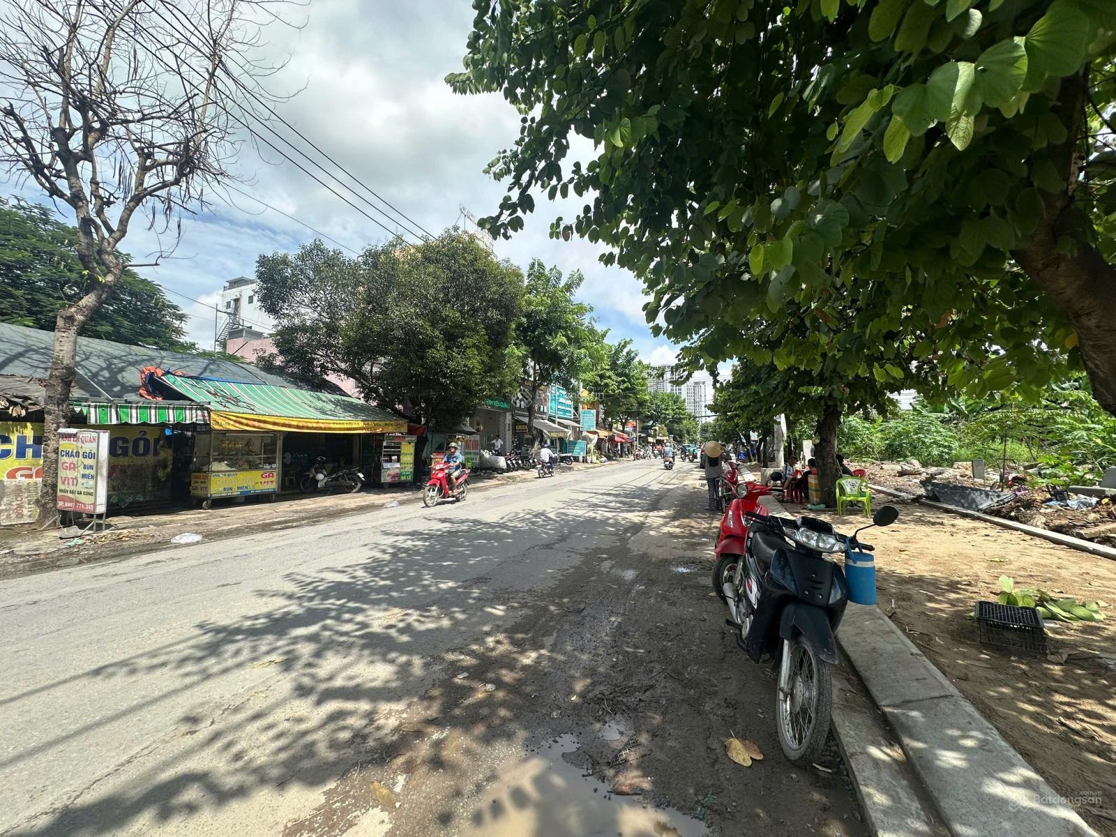 Bán nhà đất MT Lê Văn Thịnh, khuôn viên 1300m2 ngang MT 15m nở hậu 31m sâu 50m, giá 7x tỷ TL