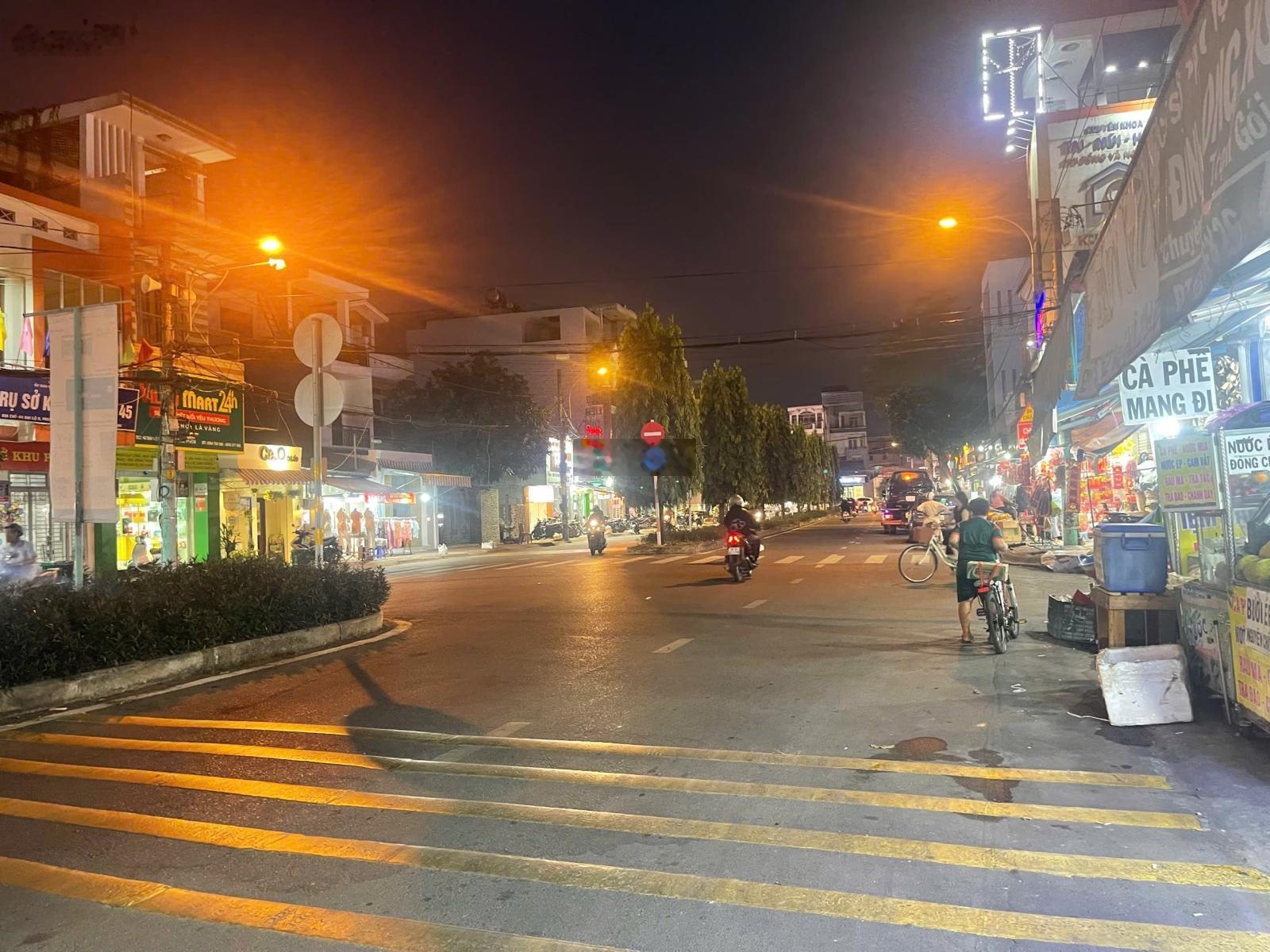 Bán MT Đại Lộ 2 Phước Bình, 98m2 , đất vuông, xây 7 tầng, gần chợ 12,5 tỷ