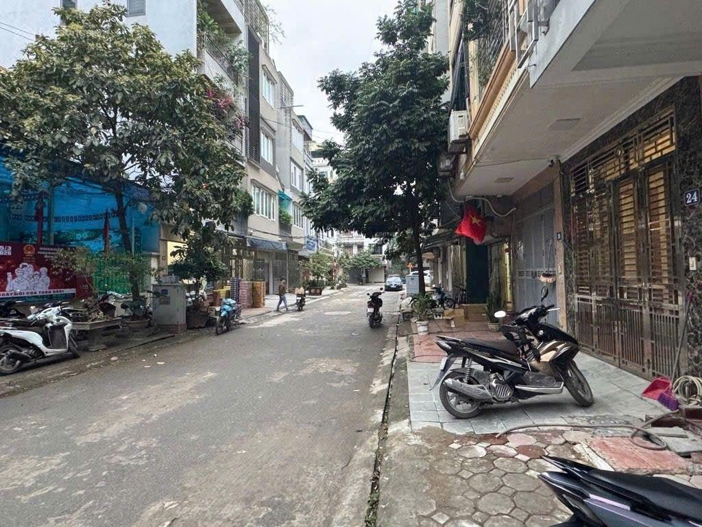 BÁN NHÀ PHÂN LÔ PHỐ HỒ TÙNG MẬU Ô TÔ TRÁNH 41M 10.9 TỶ Diện tích: 41m Đường phân lô (MT12)