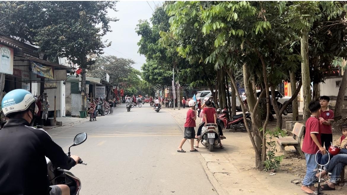 ĐƯỜNG RỘNG NHƯ PHỐ - ĐỖ XE THẢ GA Bước chân ra cửa là thấy Chợ, đi vài bước ra đường QL