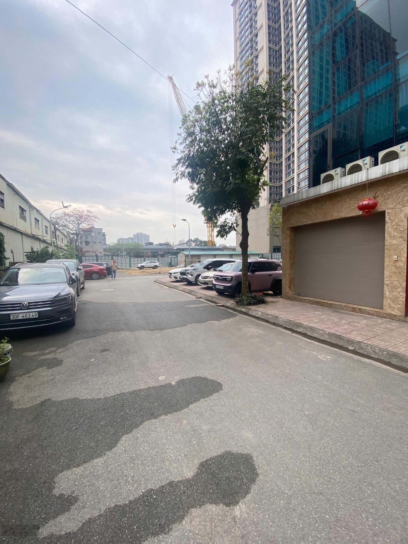 Cho thuê nhà phân lô Nguyễn Trãi, Thanh Xuân. DT 90m, 5,5 tầng, thông sàn, thang máy. Giá 55 triệu