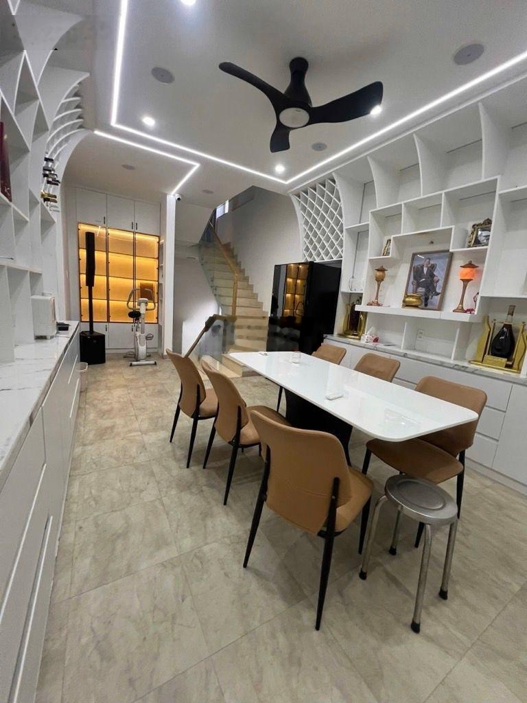 Tôi bán gấp nhà 3lau,MT kinh doanh Phạm Hùng,Q8,5.3x16m,cho thuê 40tr/tháng,17ty