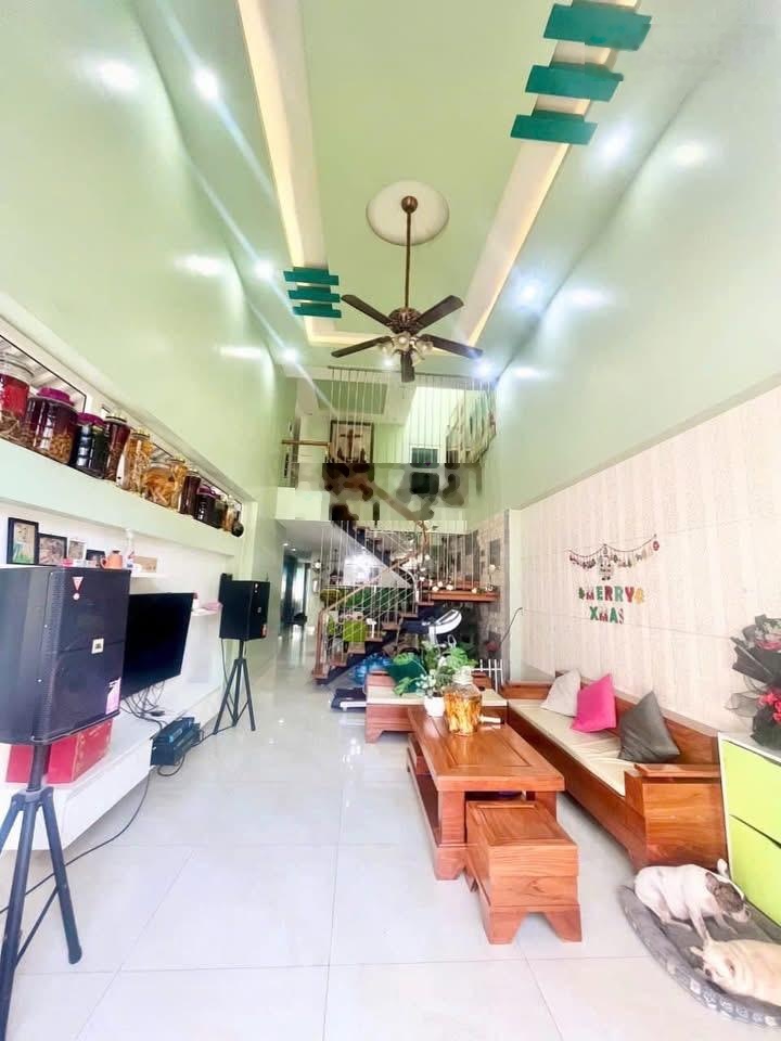 Định cư nước ngoài cần bán nhà lầu mái thái xịn gần cây xăng 26 tân phong chỉ 4 ty99