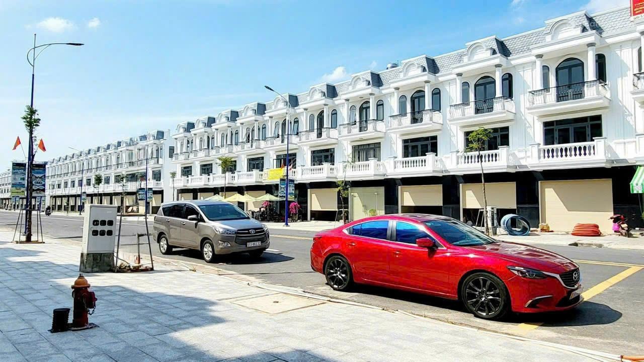 Chủ đi nước ngoài cần bán nhà phố liền kề Thăng Long - 4,2 tỷ - nhà hoàn thiện cả trong cả ngoài