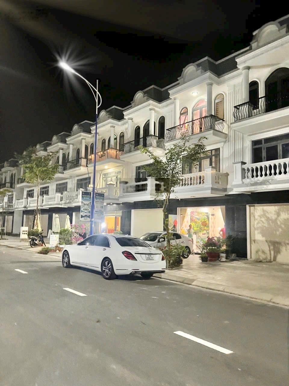Bán shophouse bàn giao thô 3PN, 3WC, 100m2