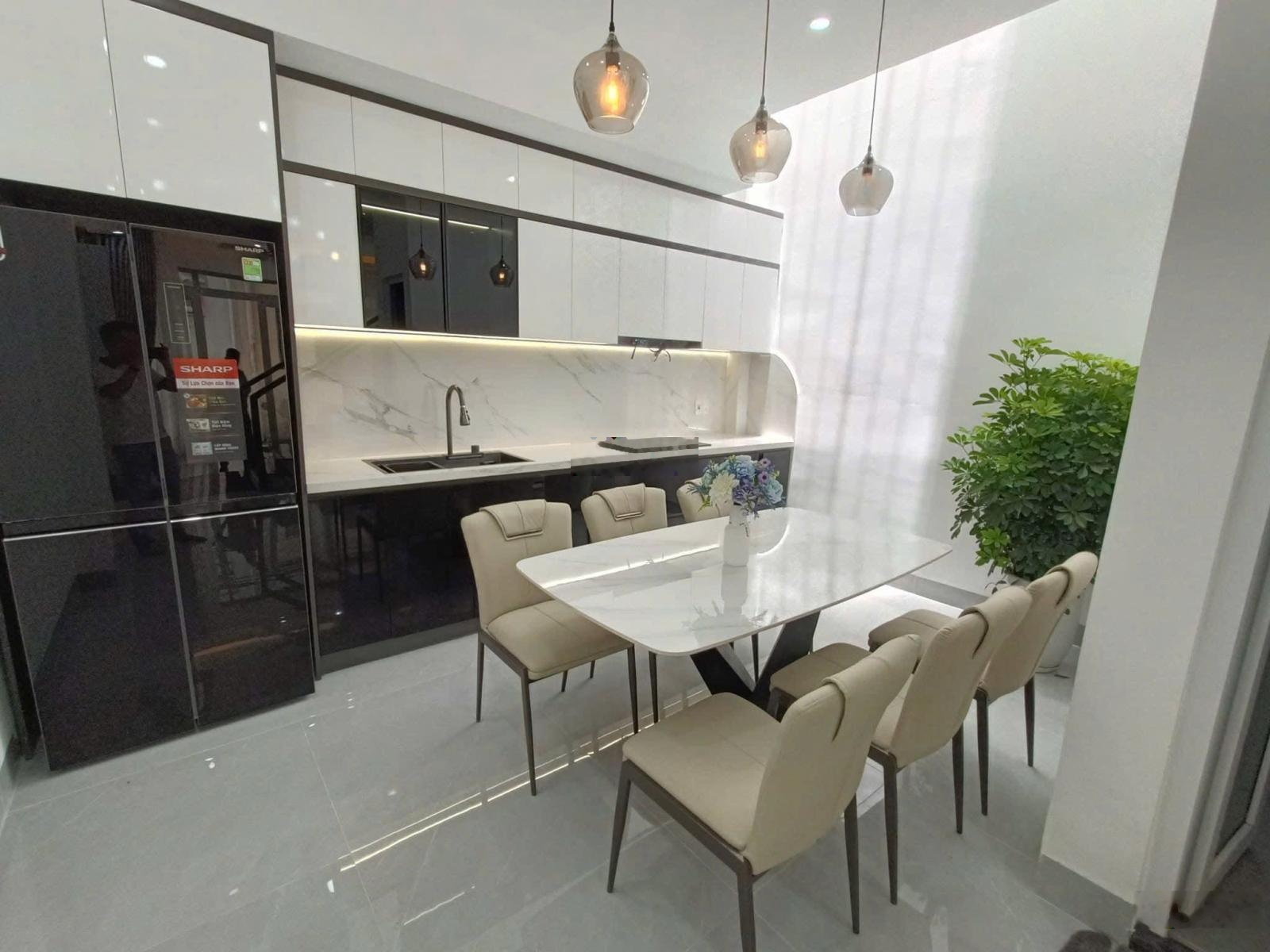 Chính chủ bán nhà 4 tầng full nội thất sau lưng mặt tiền đường Núi Thành, Đà Nẵng