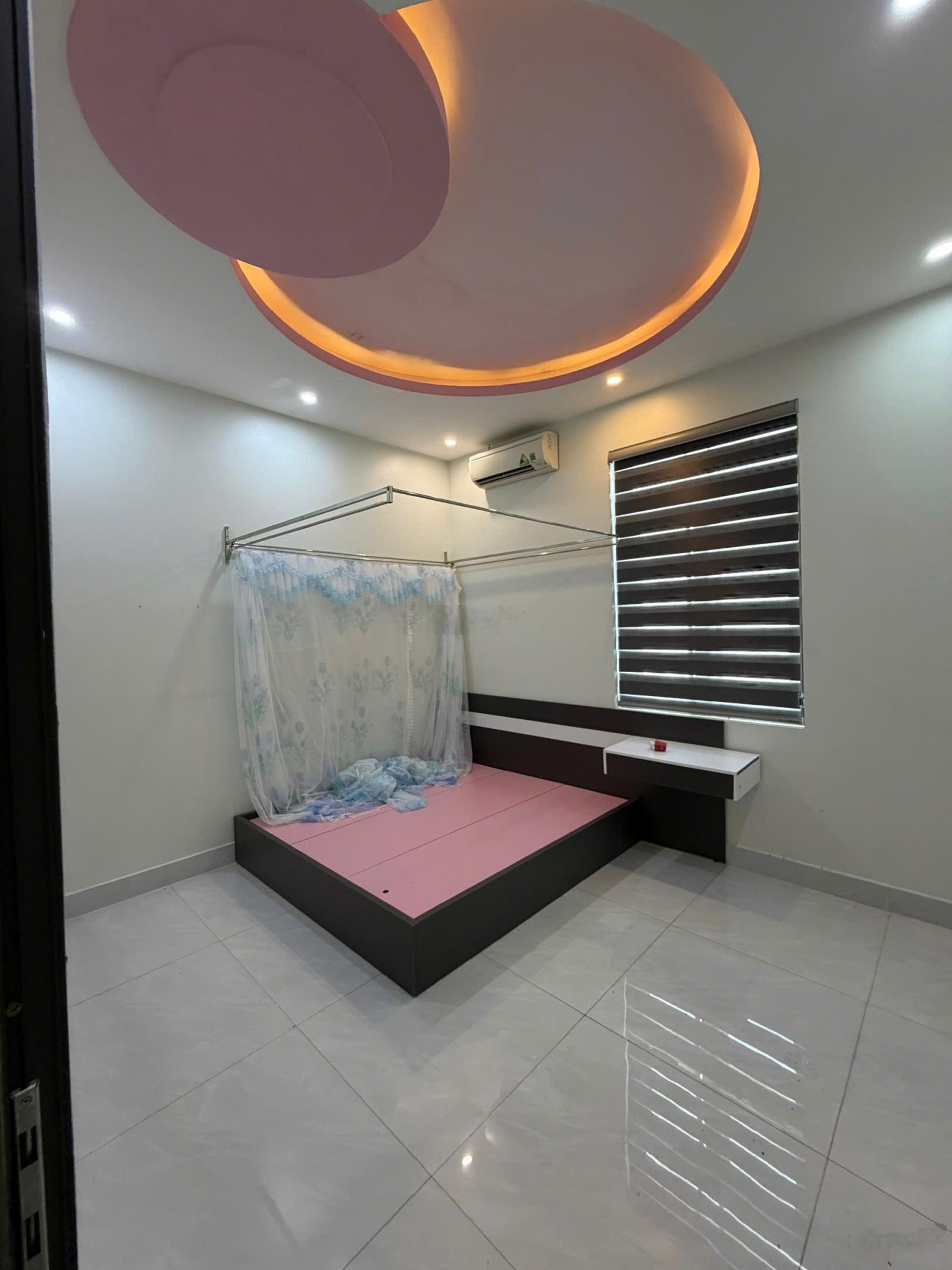 Bán nhà 1 trệt, 2 lầu, nhà đã hoàn công