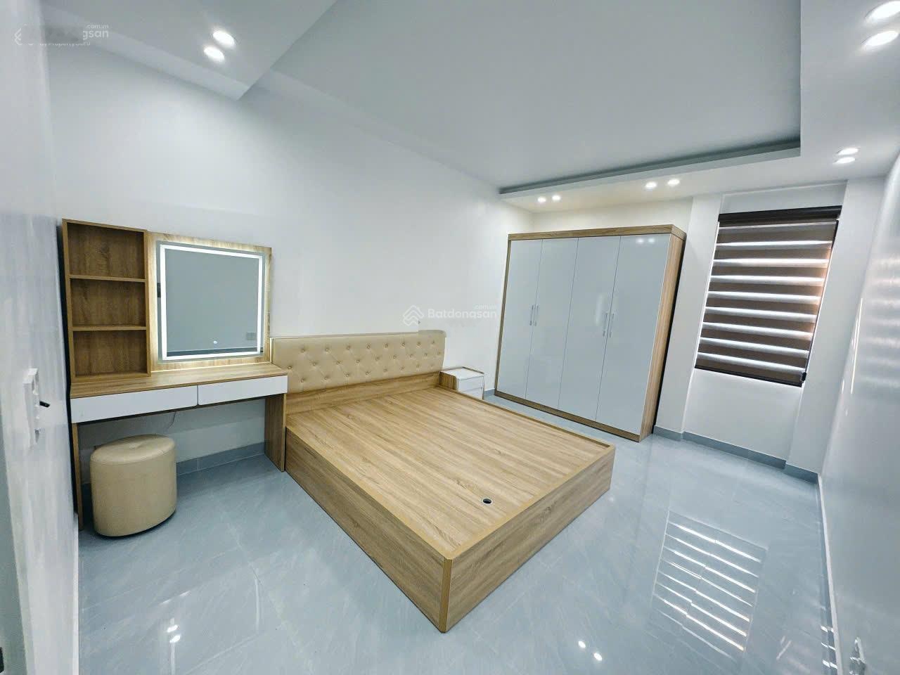 Bán nhà sân cổng 4 tầng mới phố Kiều Sơn ô tô vào nhà
