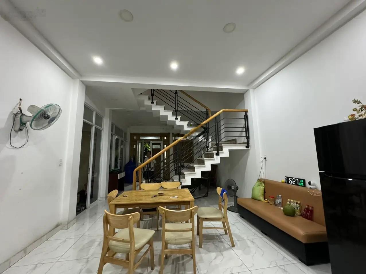 Gần mặt tiền Phan Xích Long P3 PN. Ngang lớn 5.5m x 21m. DT 105m2. 3TST 4PN 4WC. Giá chỉ 14,5 tỷ TL