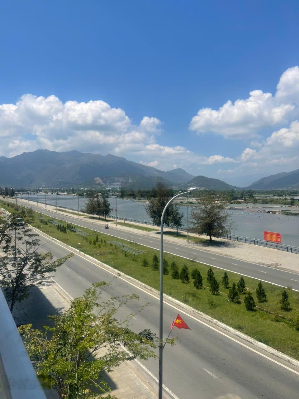 Liền kề Vành Đai 2 - sát nút giao đường 22 tiềm năng đầu tư kinh doanh - xem pháo hoa ngay cửa nhà
