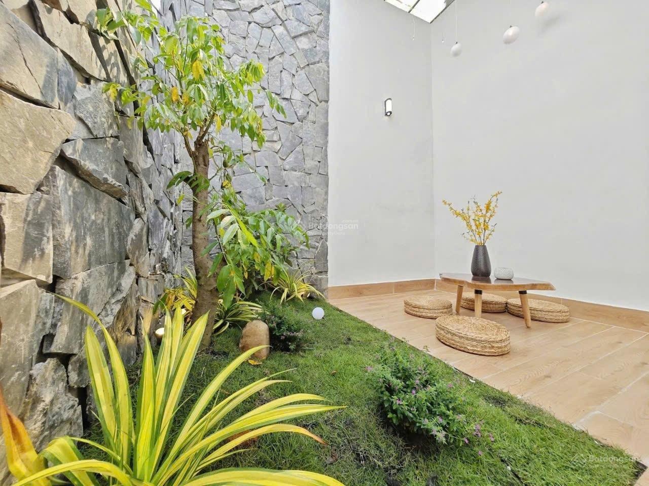 Nhà vườn mini 2 tầng hiếm giữa trung tâm