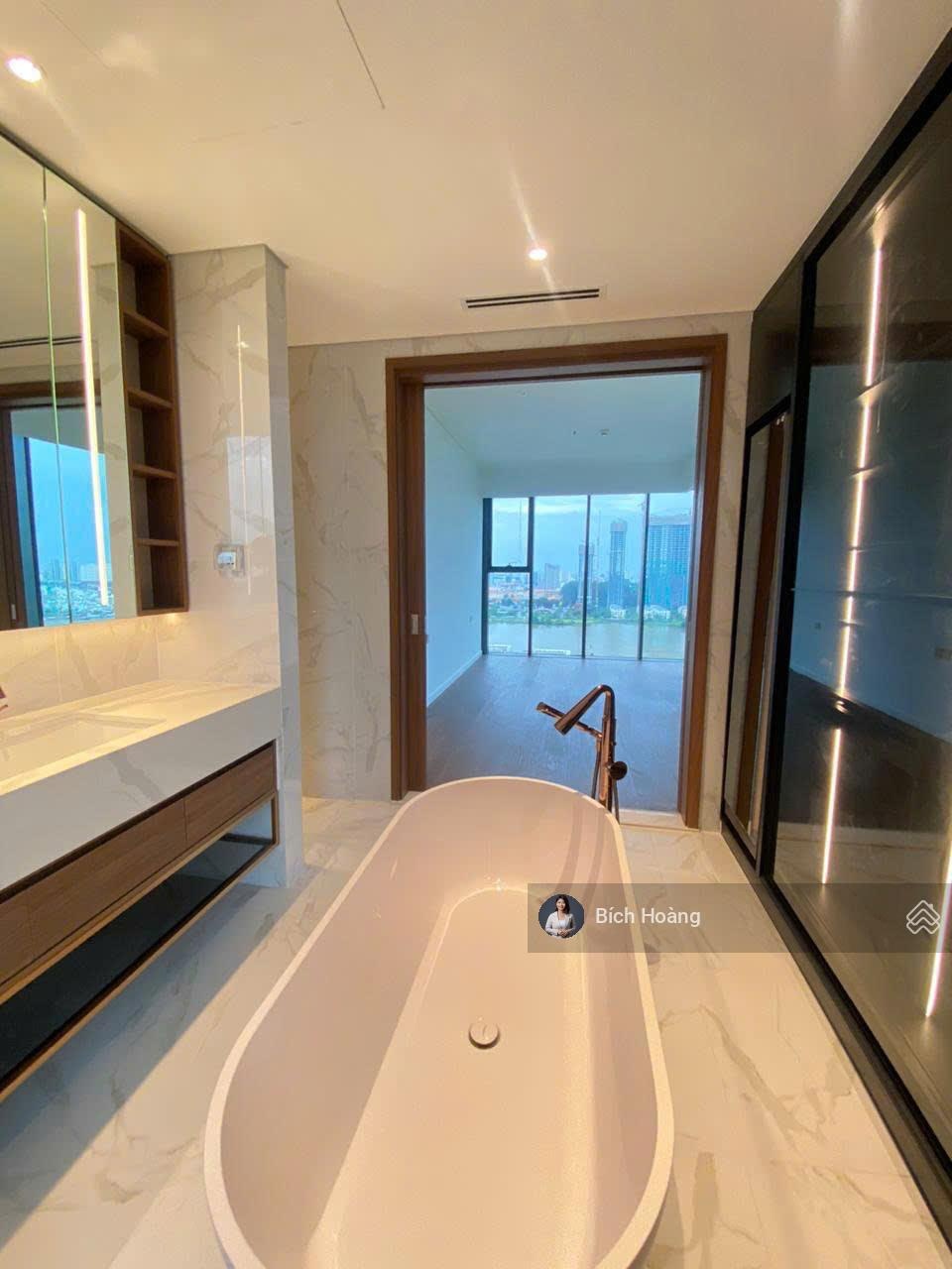 The Crest: bán 3pn, nội thất cơ bản, có hợp đồng thuê.