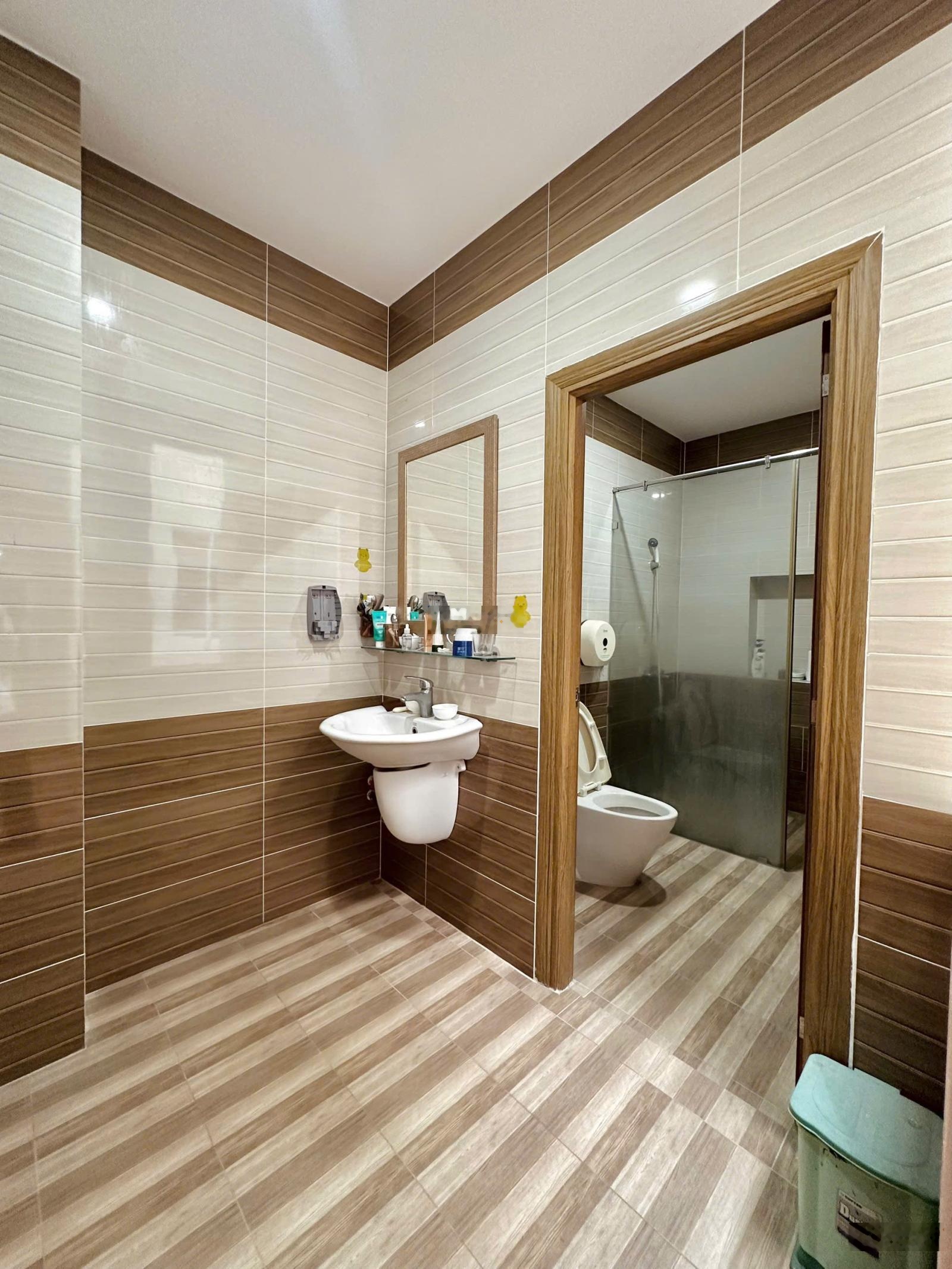 Ngay chợ Hoàng Hoa Thám - hẻm xe hơi thông - diện tích 5x22m - 3 tầng - giá chỉ 15 tỷ