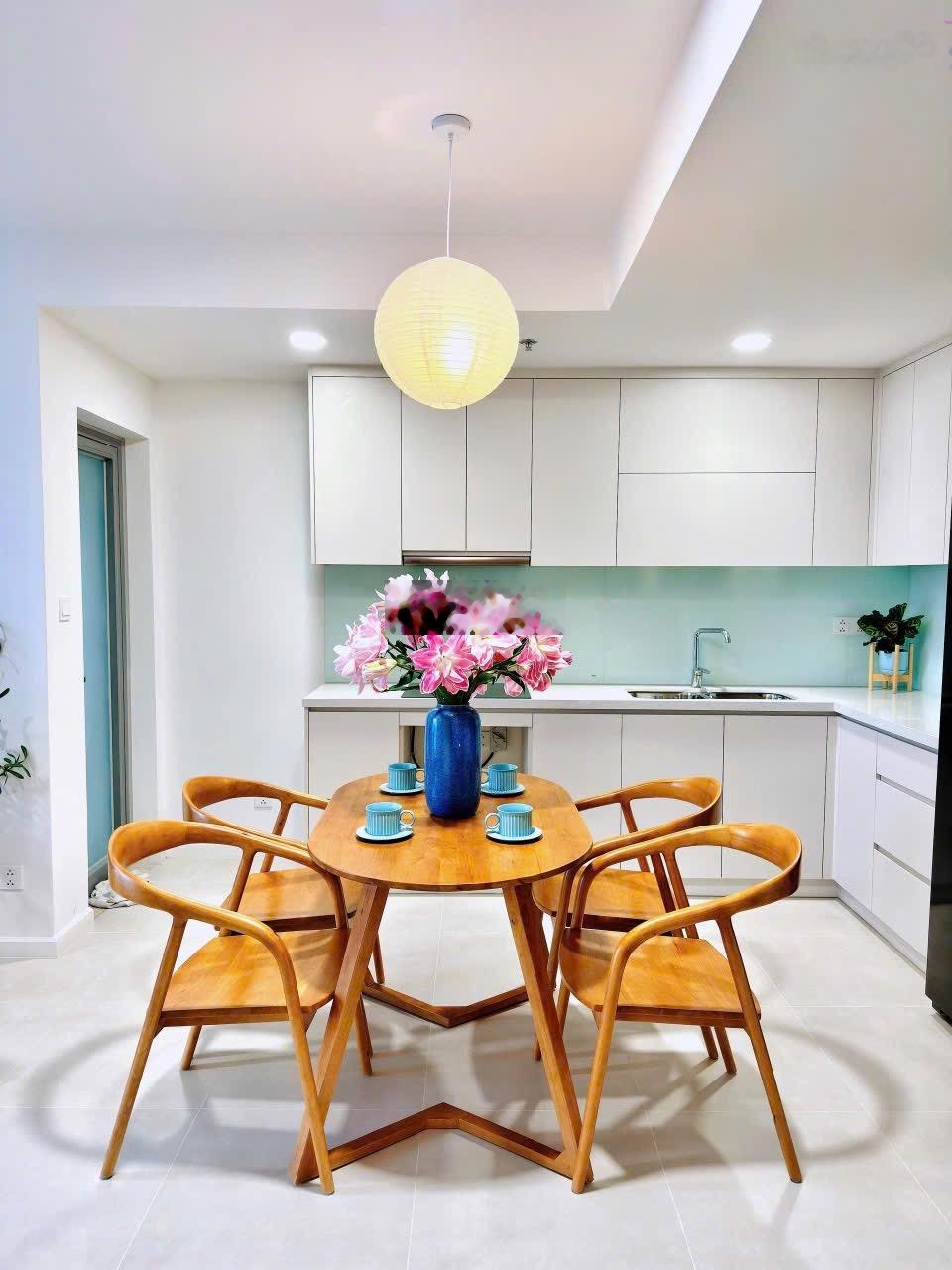 Cần bán căn 2PN2WC 84m2 view Landmark 81 tầng cao full nội thất. LH: 0966259587