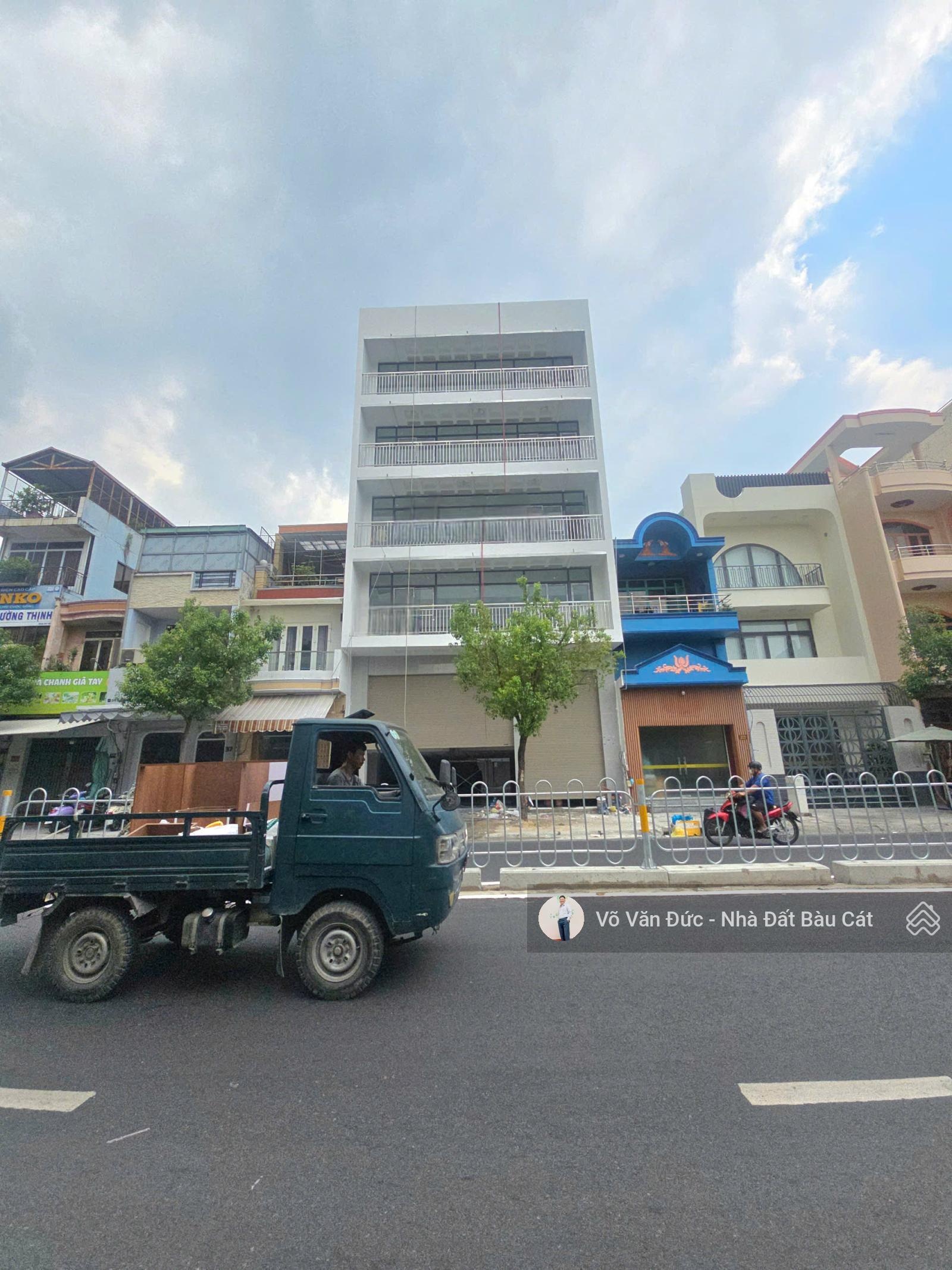 Cho thuê tòa nhà MT Nguyễn Sơn - Tân Phú. DT 10x20m - đúc 6 tấm mới - thang máy
