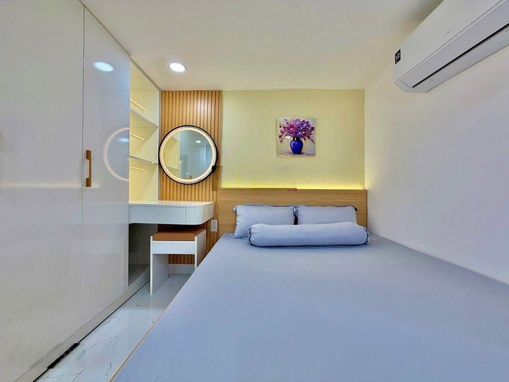 3 tầng, 60m2 (4,7x13)m SHR, sát Q1, tặng full nội thất, sát trường ĐH Ngoại Thương, XVNT