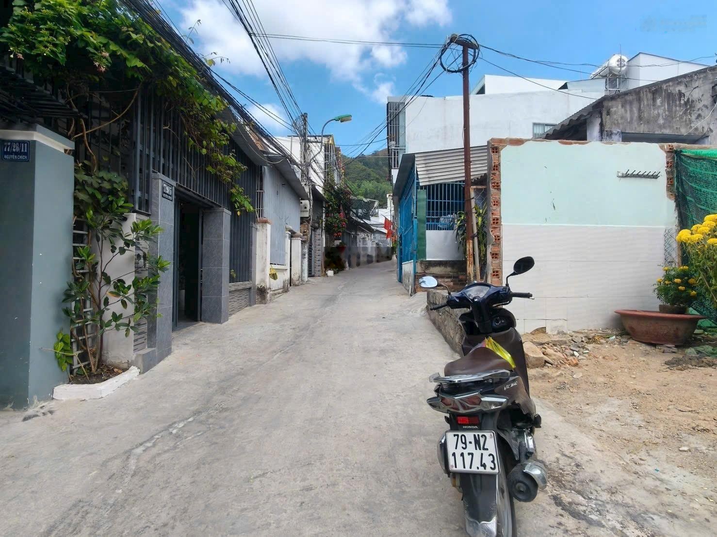 Bán đất hẻm ô tô Vĩnh Hoà, cách biển 800m, tiện ích đầy đủ bán kính 1km, sổ sẵn