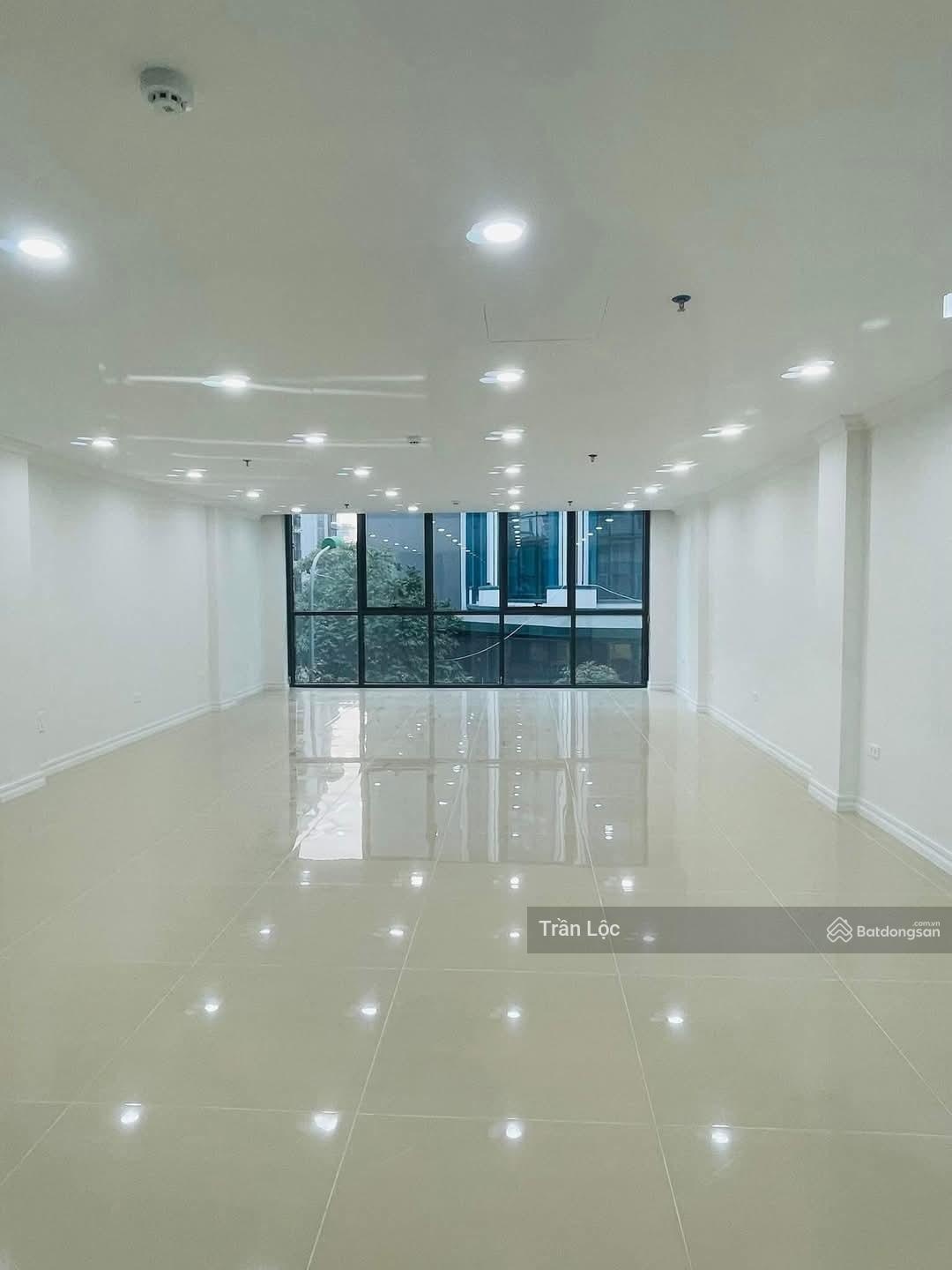 Chính chủ cần bán tòa nhà 10 tầng mặt phố Đê La Thành, Đống Đa, Hà Nội.