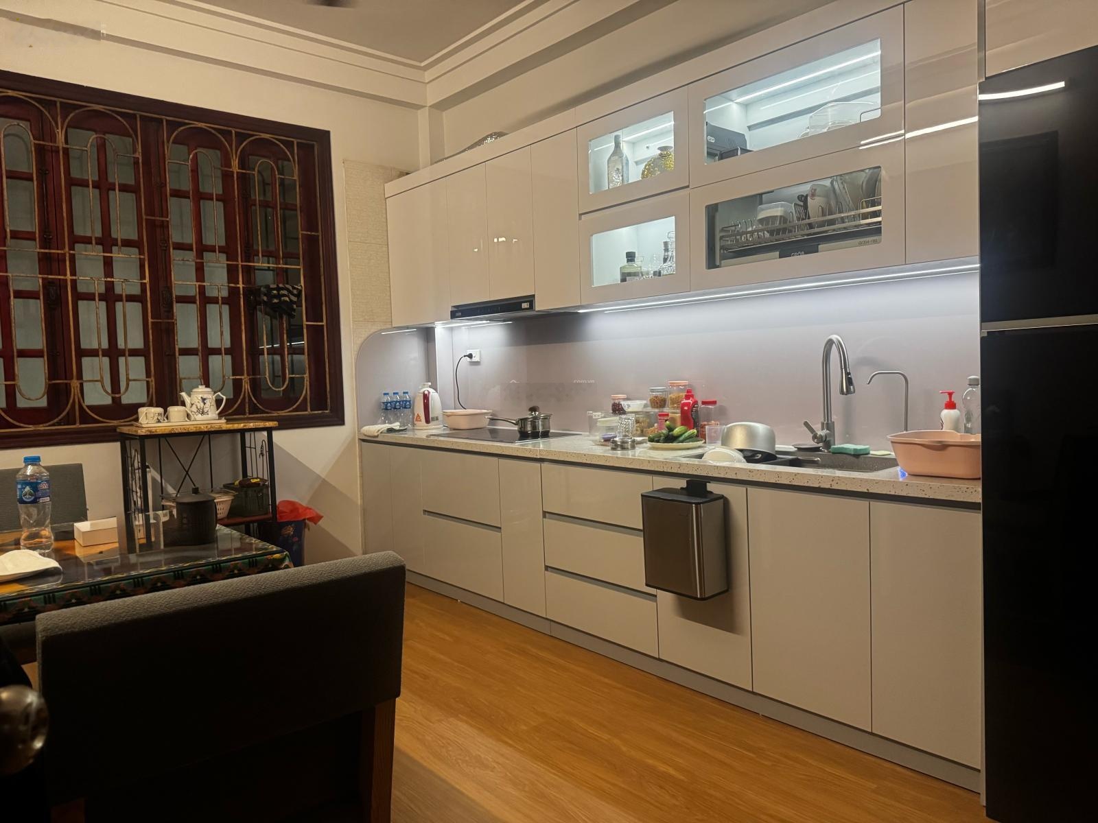 Bán nhà trong ngõ nông, sát mặt đường, có chỗ đỗ xe