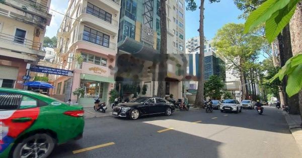 Bán nhà mặt phố Quán Thánh, Ba Đình. DT 50m2 x 5 Tầng. Kinh doanh sầm uất, vỉa hè rộng, 2 mặt tiền