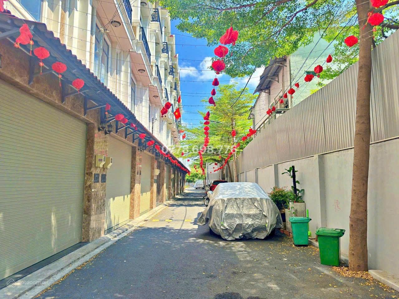 Nhà đẹp view sông - kế bên vạn phúc city