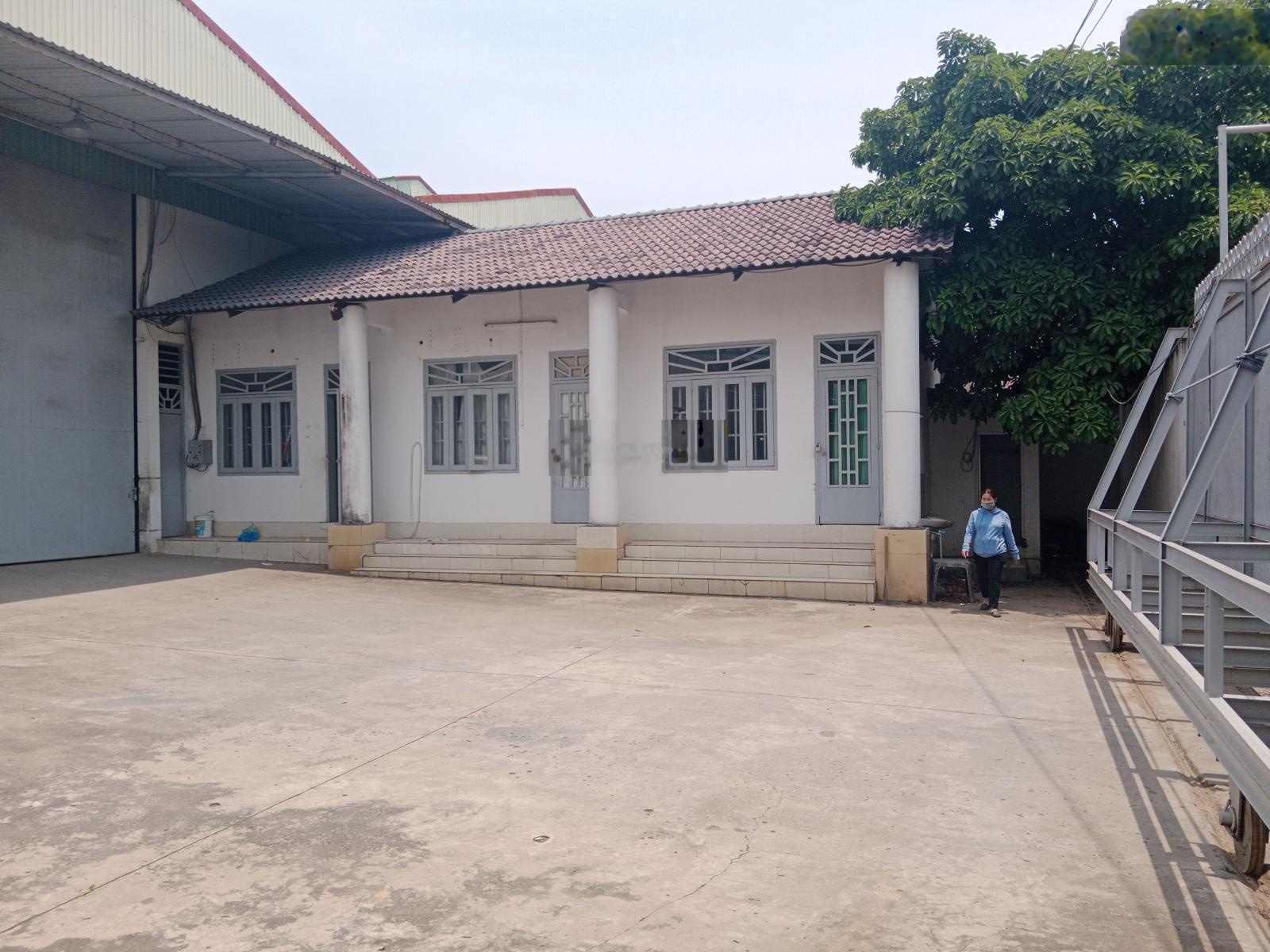 Cho thuê kho xưởng DTSD 2100m2 đường Hương lộ 2, cont 40F vào