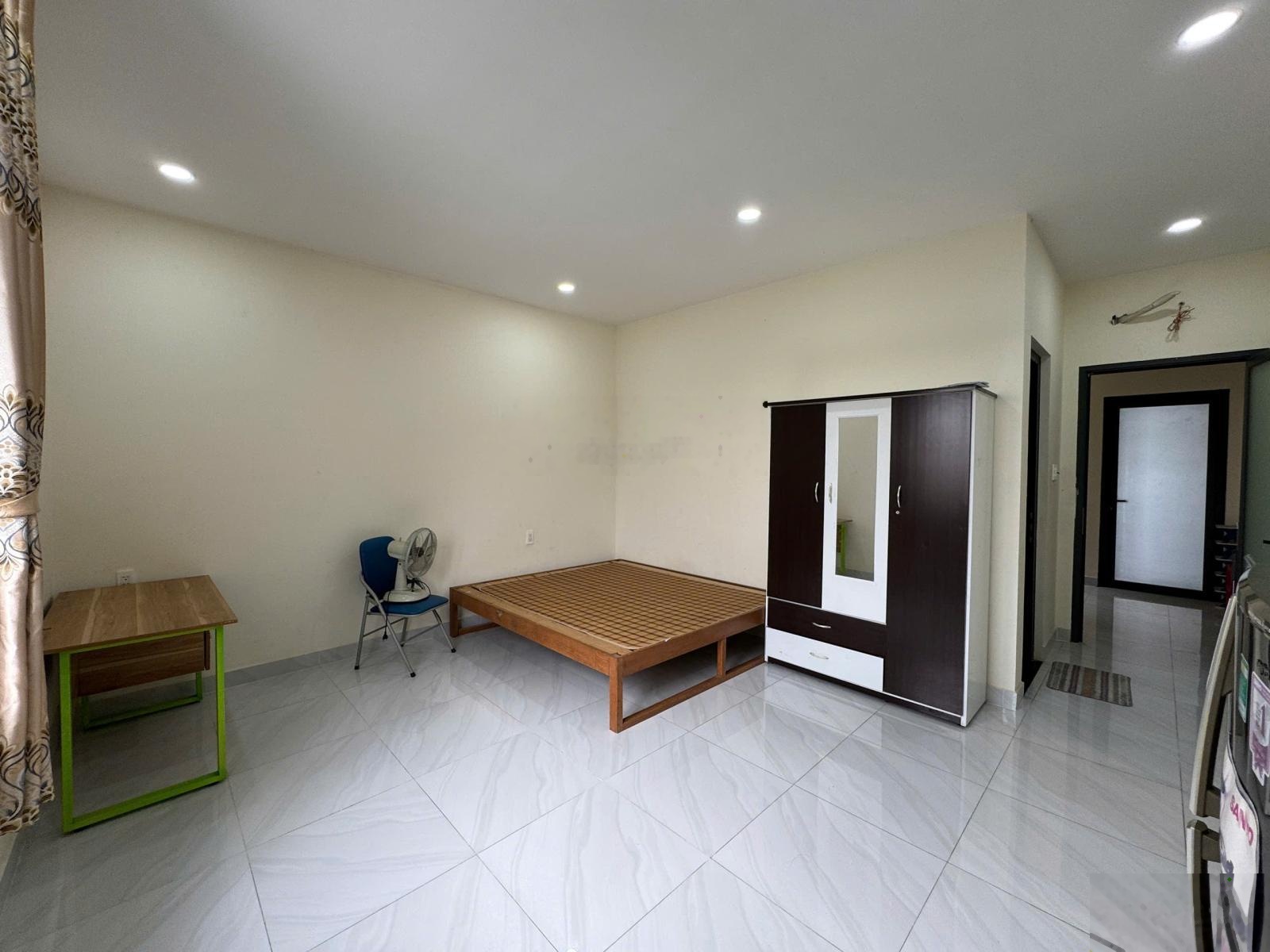 Cho thuê phòng có NT khép kín 30m2 giá 3tr, bao hết phí, bao mát, giờ tự do