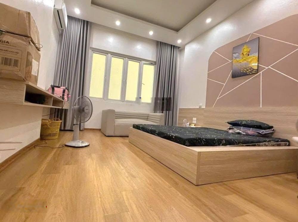 Gia đình cần bán căn nhà phố Hồ Tùng Mậu gần đại học Thương Mại, 7 tầng, thang máy, nhỉnh 17 tỷ