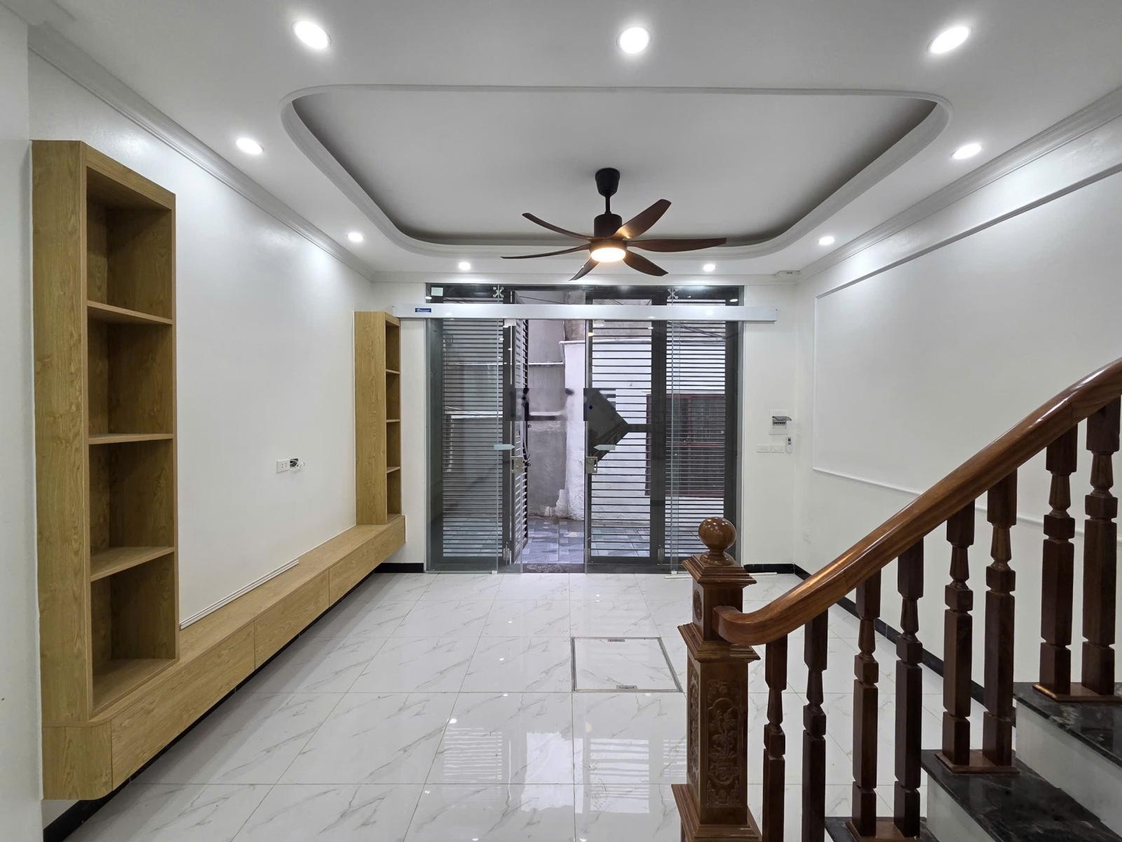 Em chính chủ bán nhà Chúc Sơn, cạnh UB P. Chương Mỹ. 43,5m2, 4 tầng, 5 phòng, ô tô đỗ cách 1 nhà