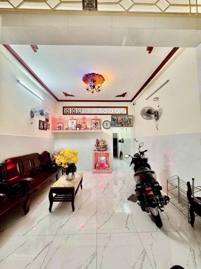 Xe hơi đậu trong nhà - lý thánh tông - tân phú - 52m2 vuông vức - nhà đẹp 4 phòng ngủ - chỉ 6.3 tỷ