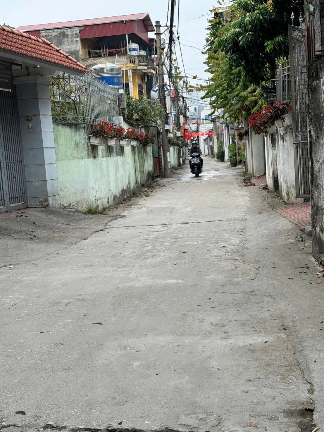 Đất Thạch Bàn 31m ô tô 7 chỗ vào đất thửa vuông đẹp gần nhà văn hoá nhỉnh 4 tỷ