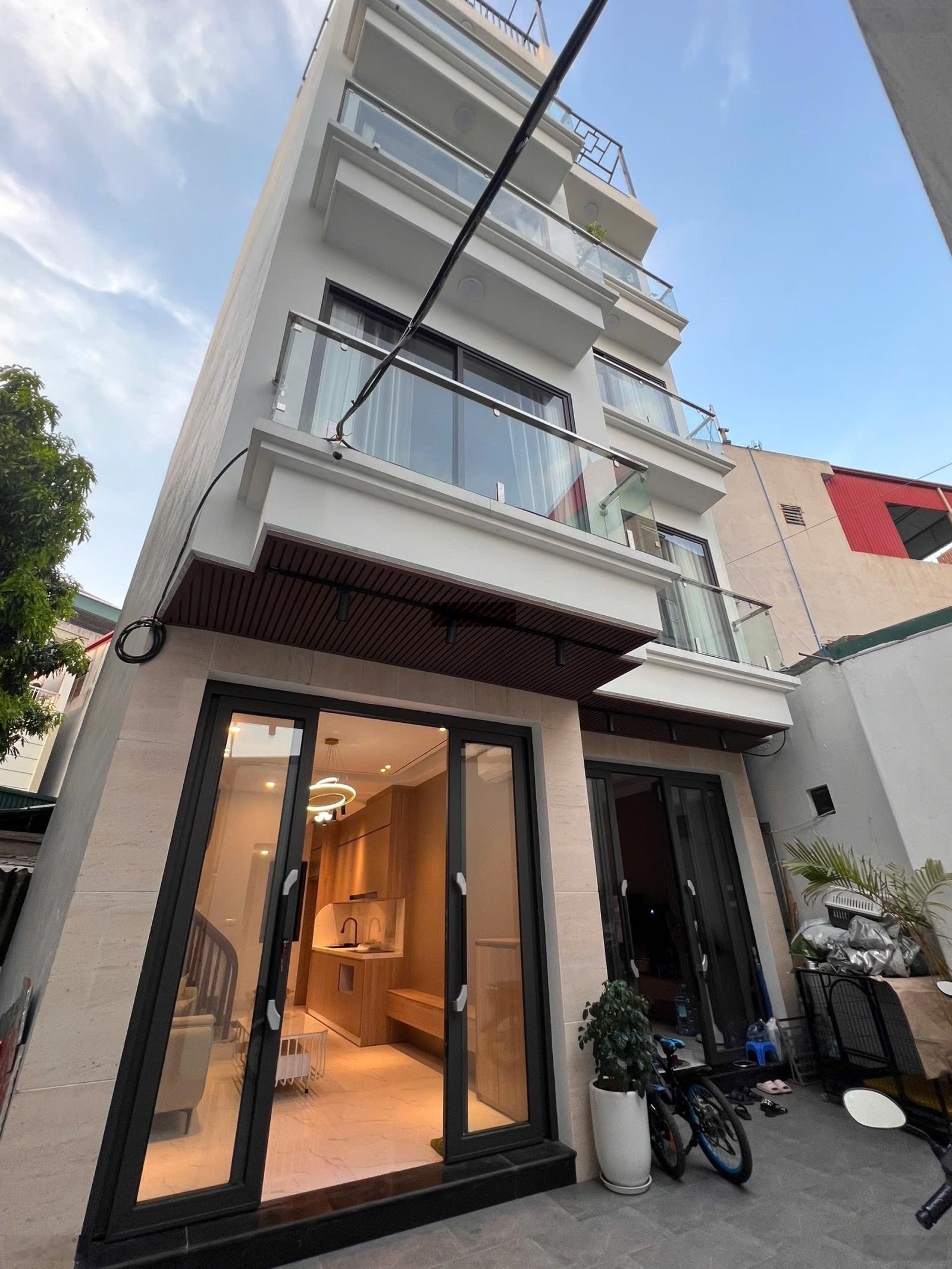 Nhà mới 5 tầng Việt Hưng full nội thất ngay trung tâm,cách đường oto thông 30m.giá tốt nhất hơn 6ty