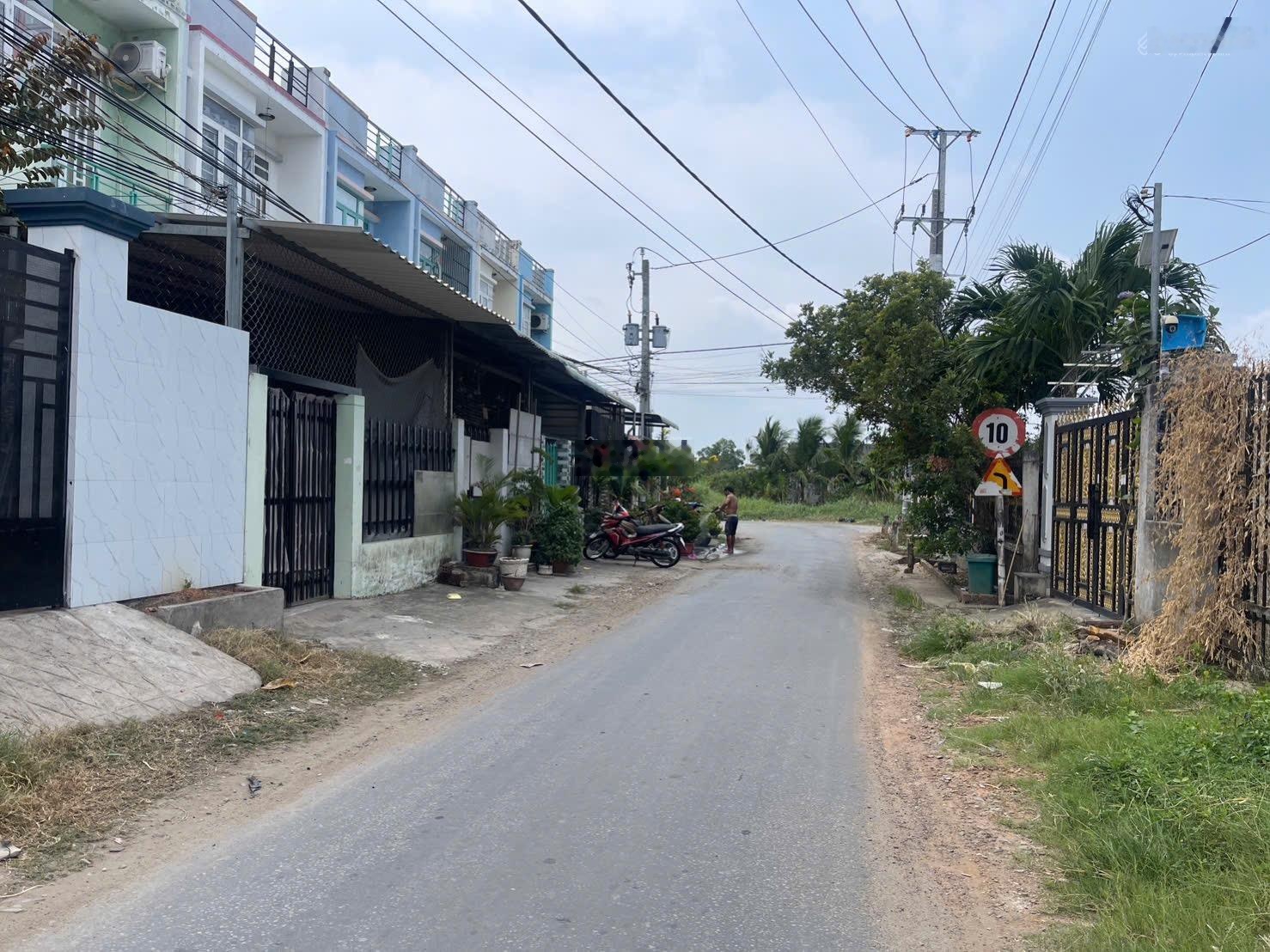 Đất vườn MT đường nhựa (xã Qui Đức cũ) Hưng Long Bình Chánh DT: 2400m (ngang 25m dài 95m)