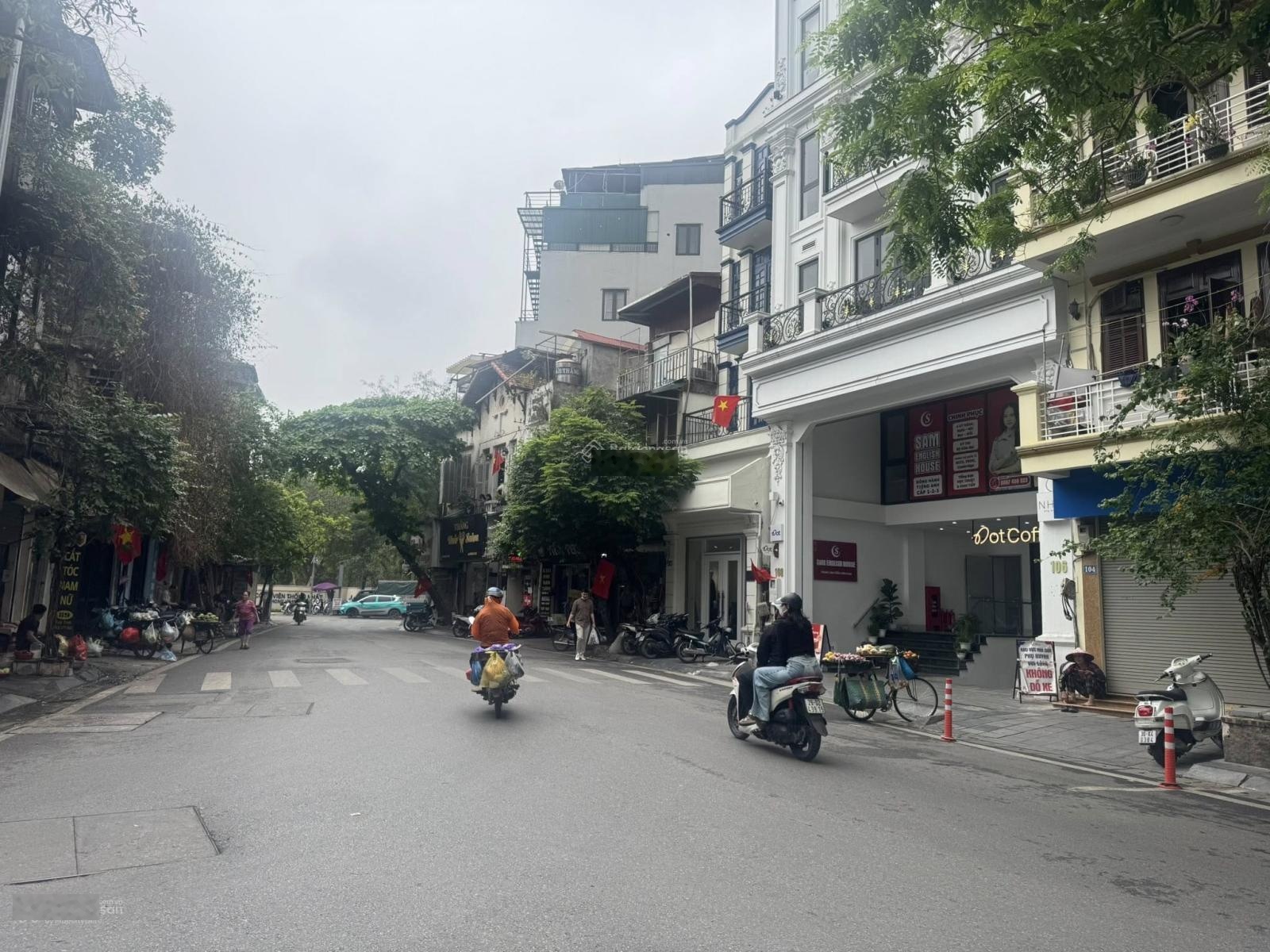 Mặt phố sát Bà Triệu, 320m2, MT 12.3m, cực vuông vắn, phù hợp xây tòa