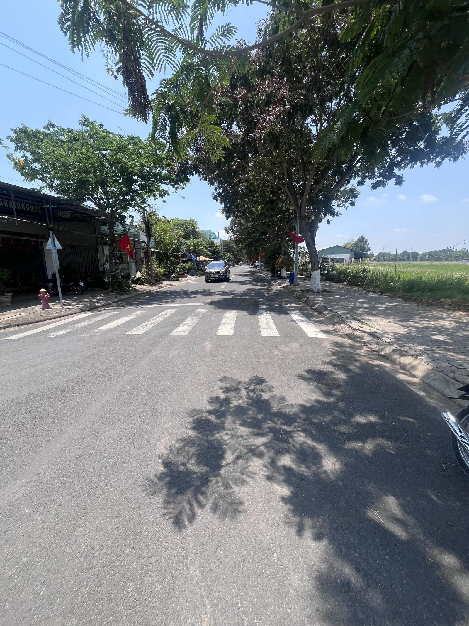 Cần Bán 128m2 Lô Góc Lã Xuân Oai Với Trục Chính Vào Đô Thị Đông Tăng Long . Đường 10 Mét