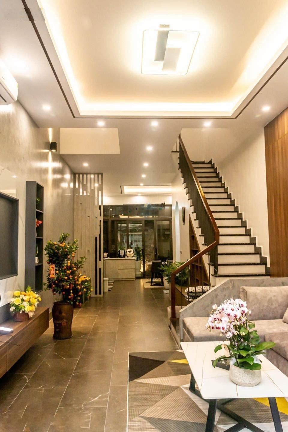 Chính chủ cần cho thuê gấp nhà Đội Cấn, DT 40m2 x 5 tầng, mặt tiền 4,5m, đủ đồ. Giá 13tr/th