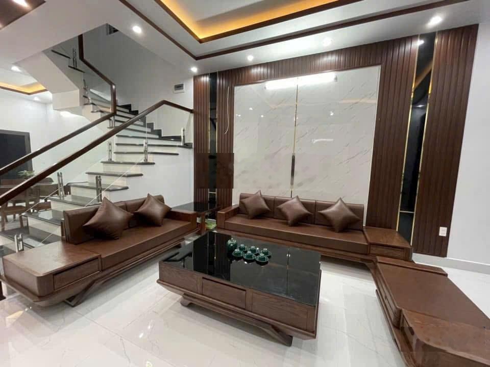 Chủ cần tiền nên bán nhà DT 80m2. Ngang 5m dài 16m, nhà căn góc, huớng Đông. Đầy đủ tất tần tật NT