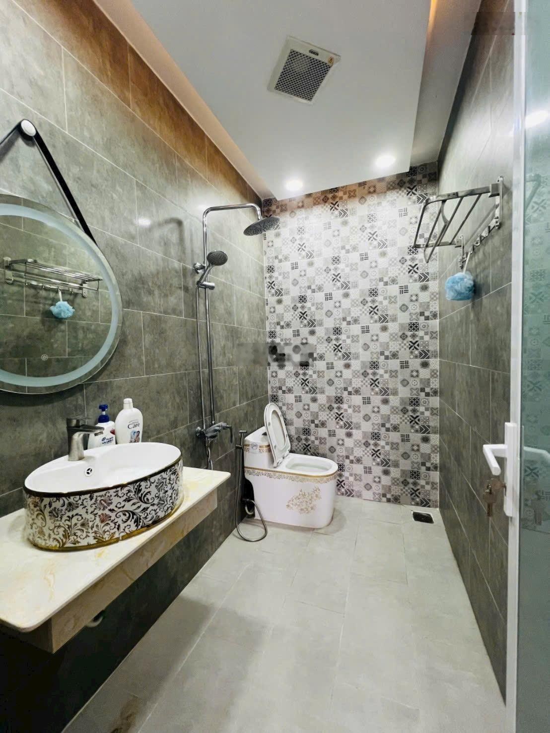 Nhà bán 4 tầng, Nhà Bè, Huỳnh Tấn Phát, sân đậu xe hơi 4,5m x 22m, Giá bán 7,5 Tỷ ngộp bank.