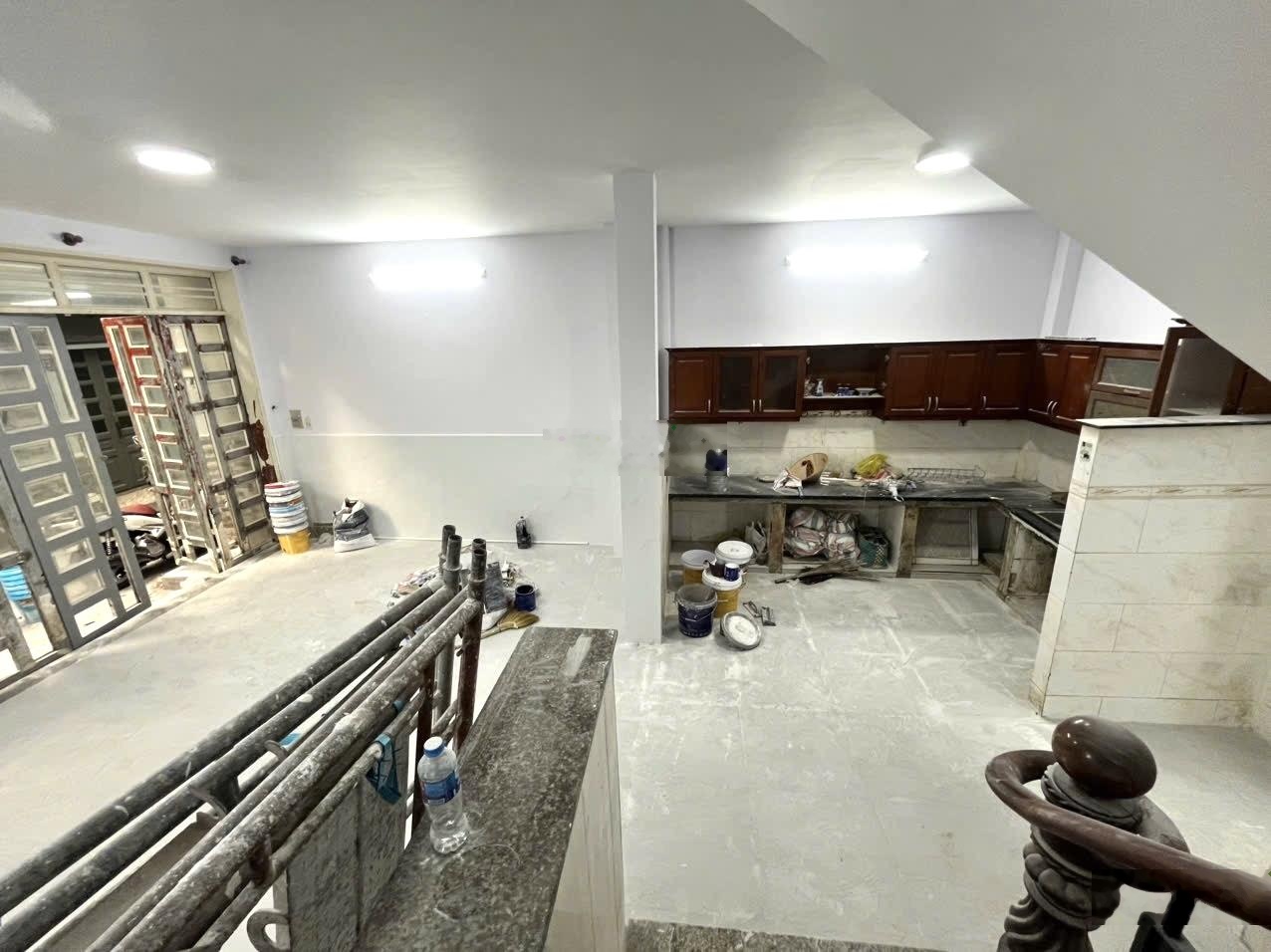 Nhà mới sơn ngay cv làng hoa 6x10m trệt 2 lầu st có 4pn 5wc hẻm xe hơi giá 15 triệu